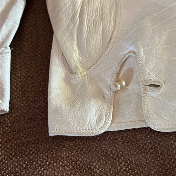 Vintage Sophisticated White Leather Gloves - Picture 7 of 14